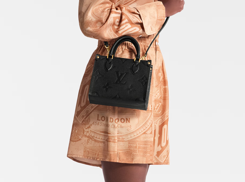  A sophisticated and sleek leather office tote bag from the 2024 collection, featuring multiple compartments and a stylish design, perfect for professionals.